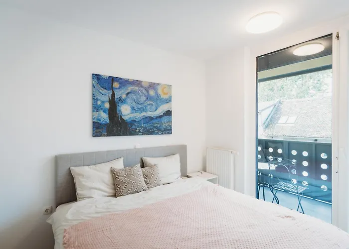 Peaceful Little Retreat, Spacious Free Garage Park