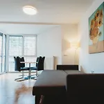 Peaceful Little Retreat, Spacious Free Garage Park